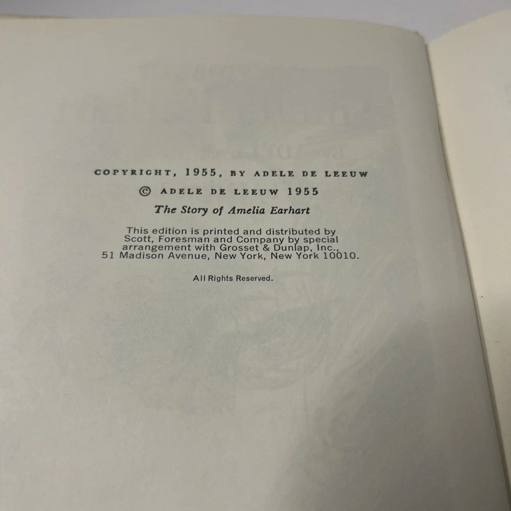 The Story of Amelia Earhart [Signature Books] Adele de Leeuw HC No DC 1955